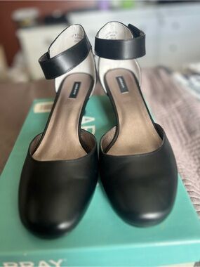 Array Charlie Leather Ankle Strap Round Toe Black Pump Kitten Heel Size 10W